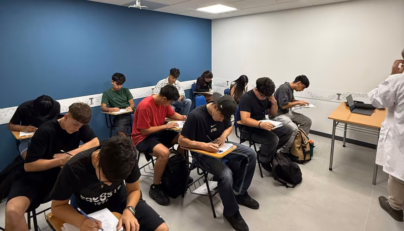 Alumnos de Preu Tesla rindiendo un ensayo en sala